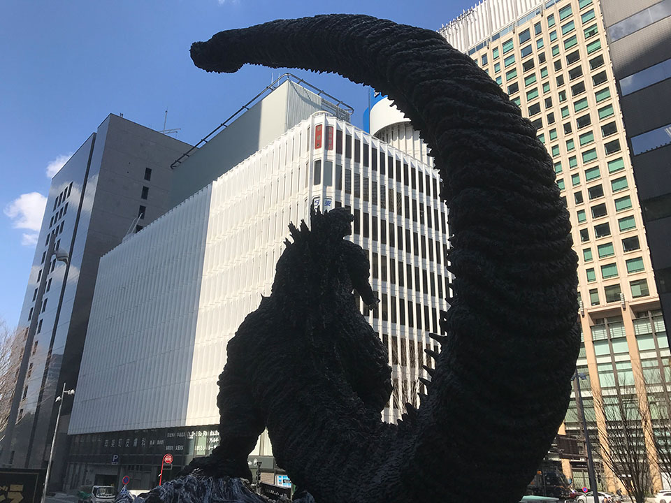 日比谷シャンテ広場のゴジラ像